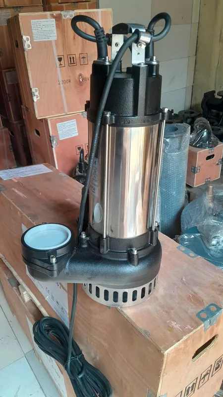 Bơm tõm thân gang cánh inox trong hố nhỏ