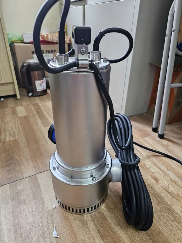 Bơm tõm chuẩn bị lắp cho hố thu mới